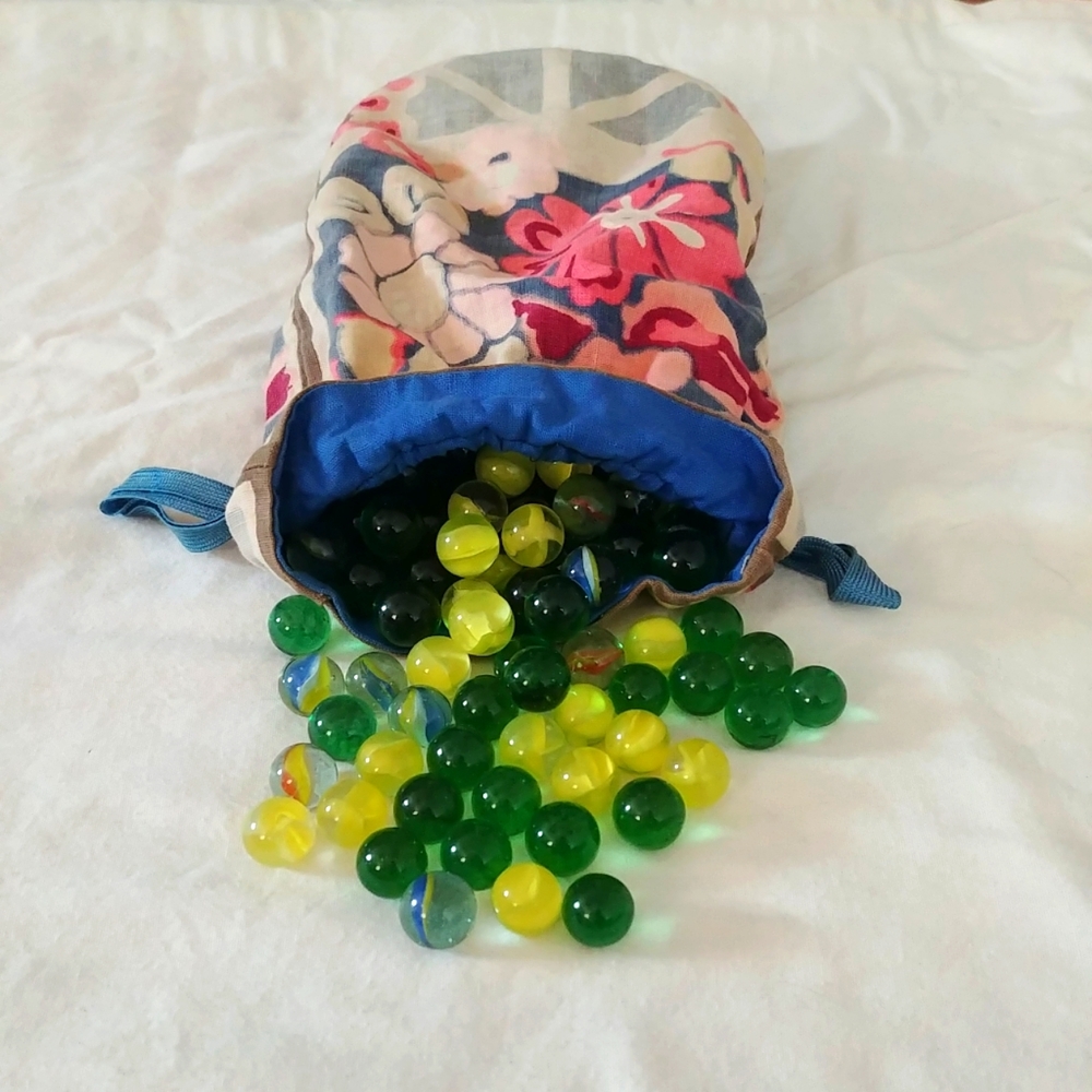 194 Assorted marbles with drawstring bag